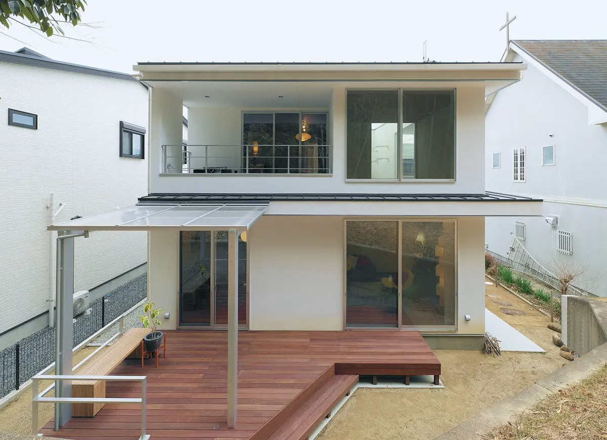 豊かな外の時間を愉しむ大人のくつろぎの家