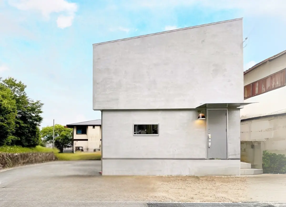 2階リビングで美しい緑を臨む家