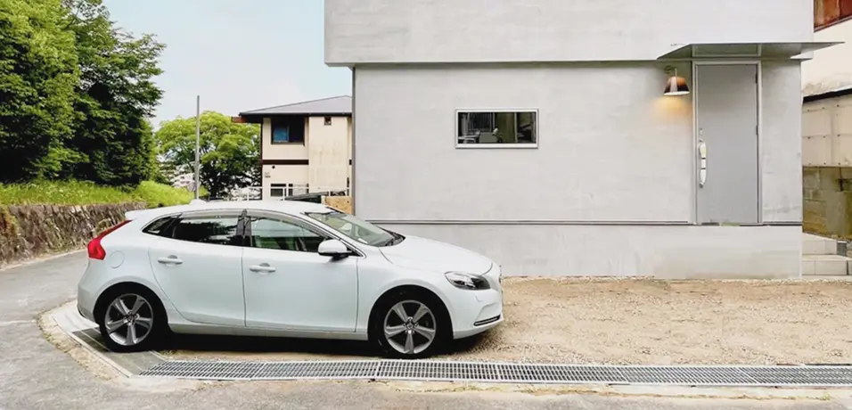 2階リビングで美しい緑を臨む家