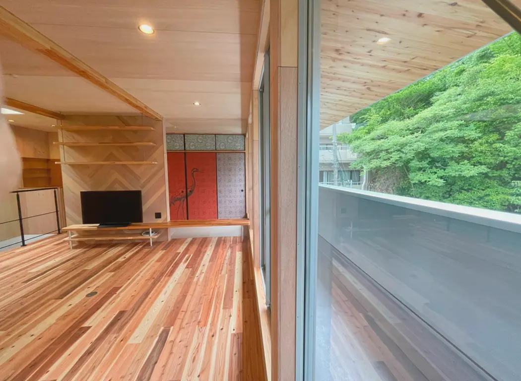 2階リビングで美しい緑を臨む家