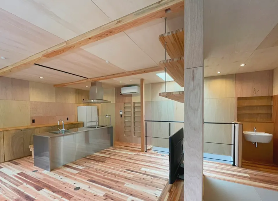 2階リビングで美しい緑を臨む家