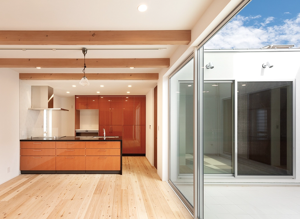 中庭から光取り込む真っ白な家