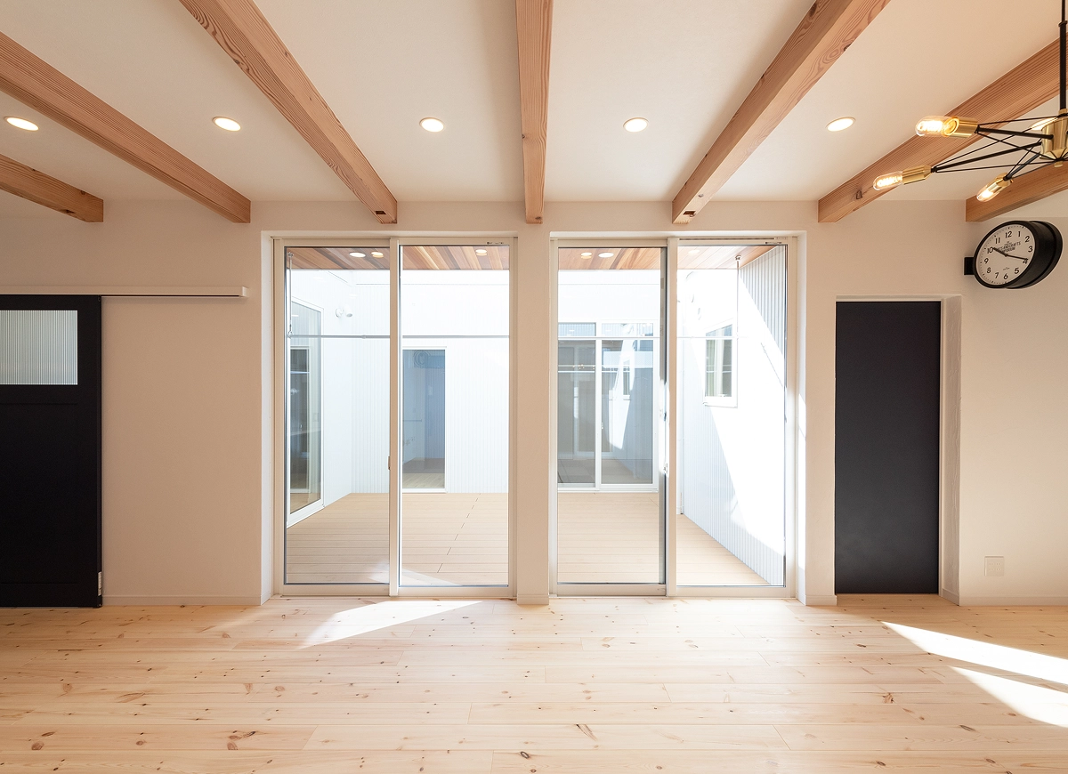 日常に特別な時間もたらす空と繋がる家