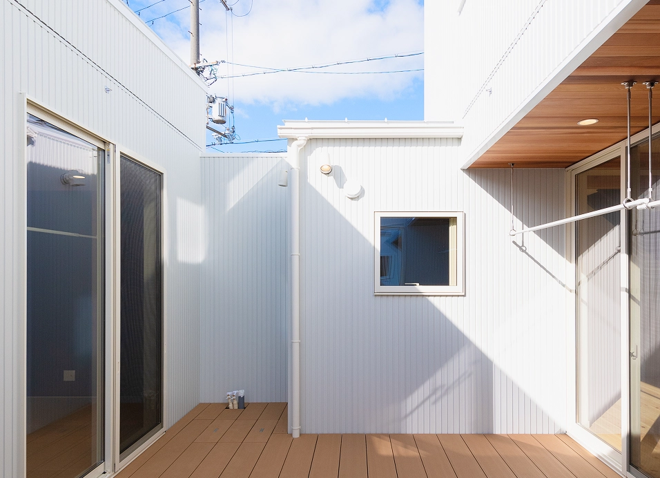 日常に特別な時間もたらす空と繋がる家